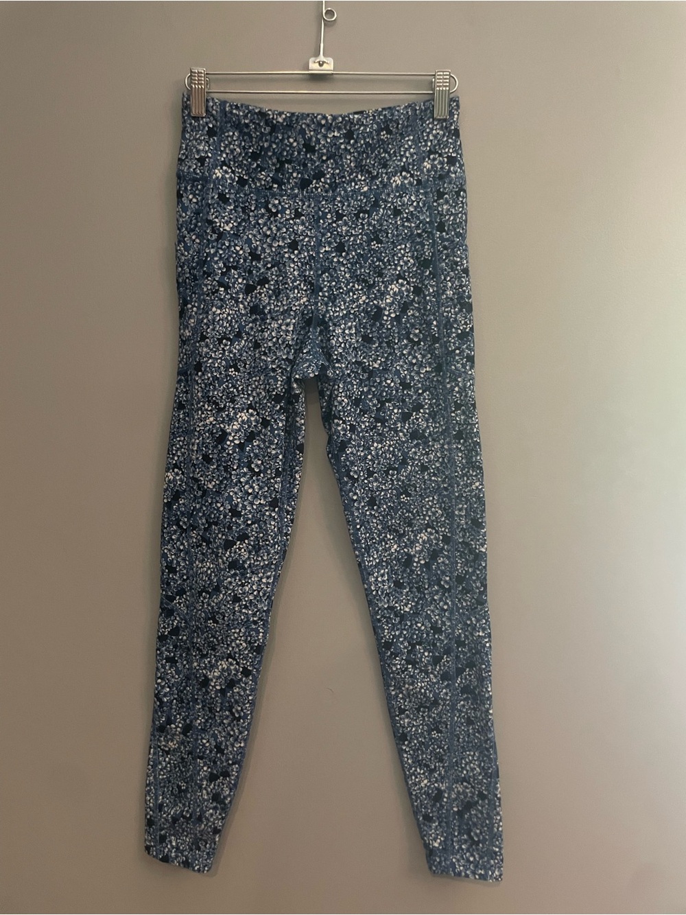 Tuckernuck Sport Blue Hydrangea Floral Print Leggings
